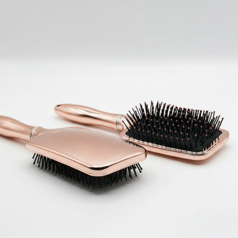 Efecto Espejo Ergo Paddle Brush for smooth, frizz-free hair. Gentle detangling, anti-static, salon-quality finish for all hair types.